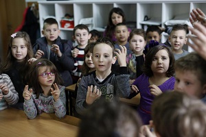 Can-Do-Ability: 1st grade class is taught sign language so they can communicate with their deaf classmate